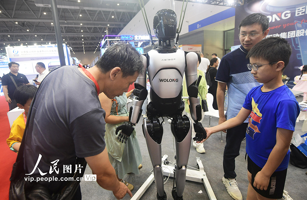 6月22日，观众在2025杭州国际人形机器人与机器人技术展览会上，观看强脑科技的智能灵巧手进行相互传递高尔夫球的演示。 2025杭州国际人形机器人与机器人技术展览会作为国内首个聚焦人形机器人全产业链的专业展会，吸引大批专业观众和市民前来观看、了解机器人最新发展趋势，感受AI时代下的科技魅力。龙巍摄（人民图片网）