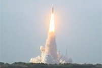 美国执行载人绕月任务火箭发射升空