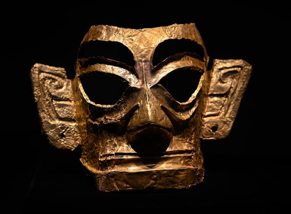 这是日前在三星堆博物馆新馆拍摄的新展出的金面具.
