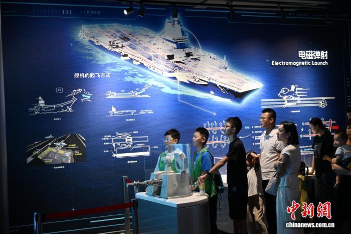 图为小朋友体验科普游戏。中新社记者 吕明 摄