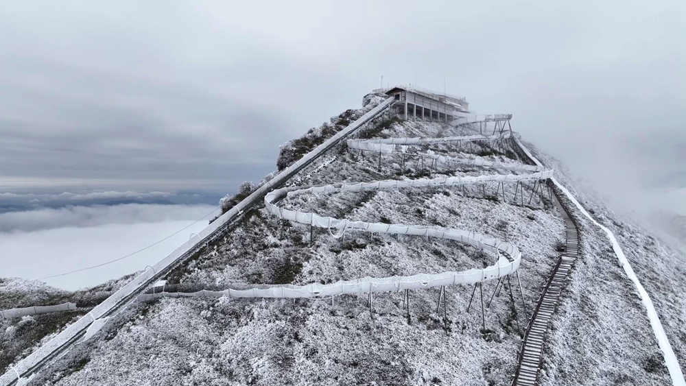 四川万源,日前,当地迎来了2022年冬天的首场降雪,雪后的八台山漫山