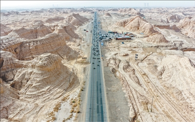 独库公路恢复通车 自驾游车辆排成长队