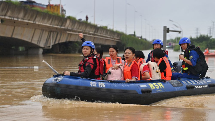 广西多地遭遇持续性极端强降雨 记者直击救灾一线