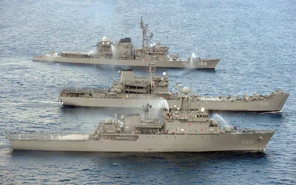 韩媒报道：韩日政府官员透露，原定于本月的韩日联合海军演习将延期举行