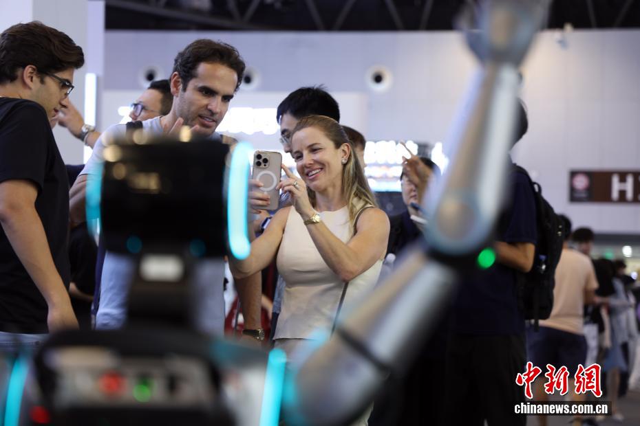 7月26日，一款中国制造的机器人吸引外国观众。当日，2025世界人工智能大会在上海开幕。今年大会展览面积首次突破7万平方米，吸引了800余家企业参展，集中展示3000余项前沿展品及100余款