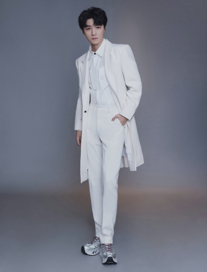 王俊凯身着纯白套装 俊朗又帅气!