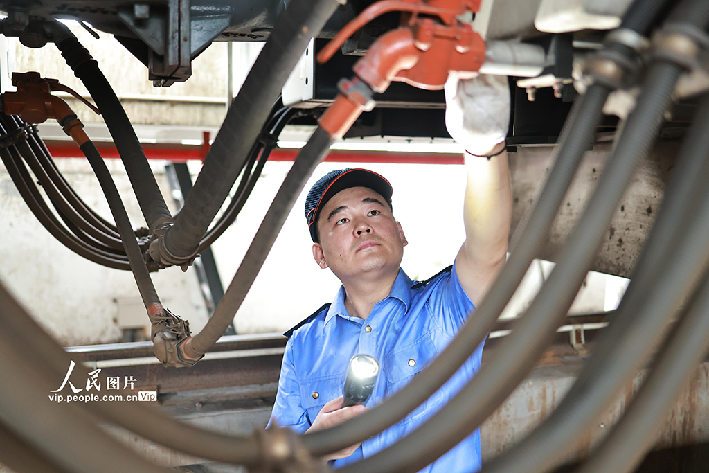 2025年暑运拉开帷幕，中国铁路成都局集团有限公司重庆车辆段重庆北动集运用车间，对配属的21组CR200J动车组列车加强了检修整备工作，全力保障暑运期间旅客出行安全。苏志刚摄（人民图片网）