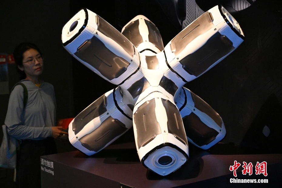 7月2日，由中国国家博物馆、瑞士驻华大使馆、瑞士洛桑联邦理工学院主办，清华大学天文系、清华大学美术学院协办的“宇宙考古：时空探索”展览在北京中国国家博物馆开展。展览分为“仪器和技术：绘制宇宙”“大数据的星空”“可持续的太空”“未来：行星之旅”四个部分，融科学探索和艺术诠释为一体，将宇宙中真实、分散、抽象的数据，通过数字装置、互动体验、动态雕塑和前瞻性设计等多种形式呈现出来。图为参观者观看来自清华大学美术学院的模型《汇入银河的水滴：太空游艇前瞻设计》。 中新社记者 田雨昊 摄