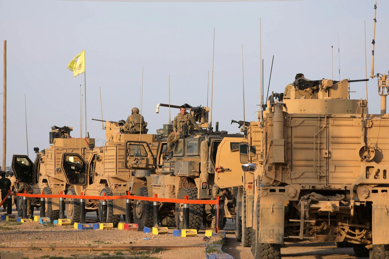 美国士兵坐在叙利亚军事基地的军用卡车上.图源:外媒