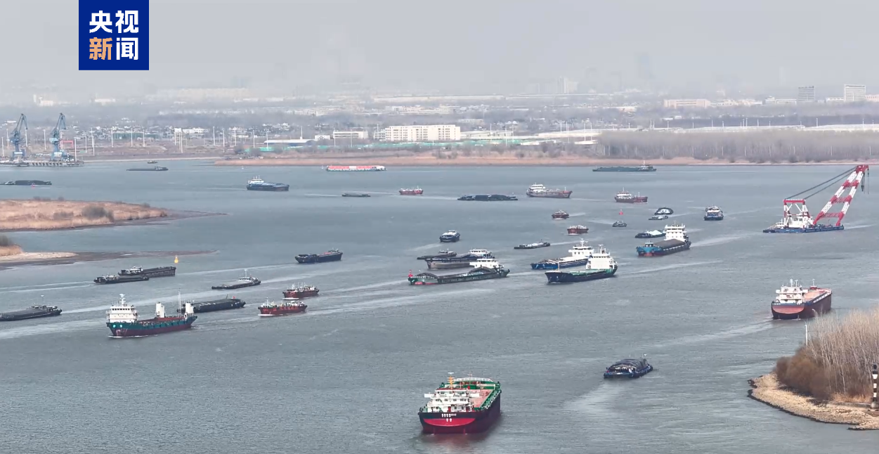 长江江苏段解除临时交通管制 迎来船流高峰