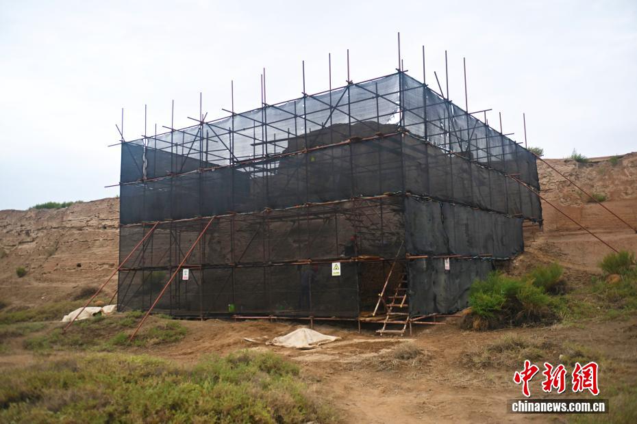 中新社记者 李亚龙 摄 8月7日，在位于甘肃省酒泉市瓜州县的锁阳城遗址内，内城北墙保护修缮项目施工中。近期，锁阳城遗址迎保护修缮，目前项目施工单位敦煌研究院文保中心已完成西北瓮城、北墙一段等3个单位工程量，此次工程主要针对遗址的裂隙发育、根部掏蚀坍塌、冲沟发育、表面风蚀风化、植物破坏等方面的病害进行保护修缮。近年来，为提升对锁阳城文物的保护，锁阳城遗址保护所引入遥感测绘技术对锁阳城遗址进行航拍扫描和三维重建，敦煌研究院研发烧料礓石等材料，对锁阳城遗址本体的裂隙、冲沟、掏蚀等病害进行修缮，有效提升了遗址的抗风蚀、抗坍塌能力，延长了遗址的保存寿命。锁阳城遗址在2014年被列为世界文化遗产，是中国西部规模最大，保存最为完好的隋唐西夏时期州郡一级古城址中的典型代表。