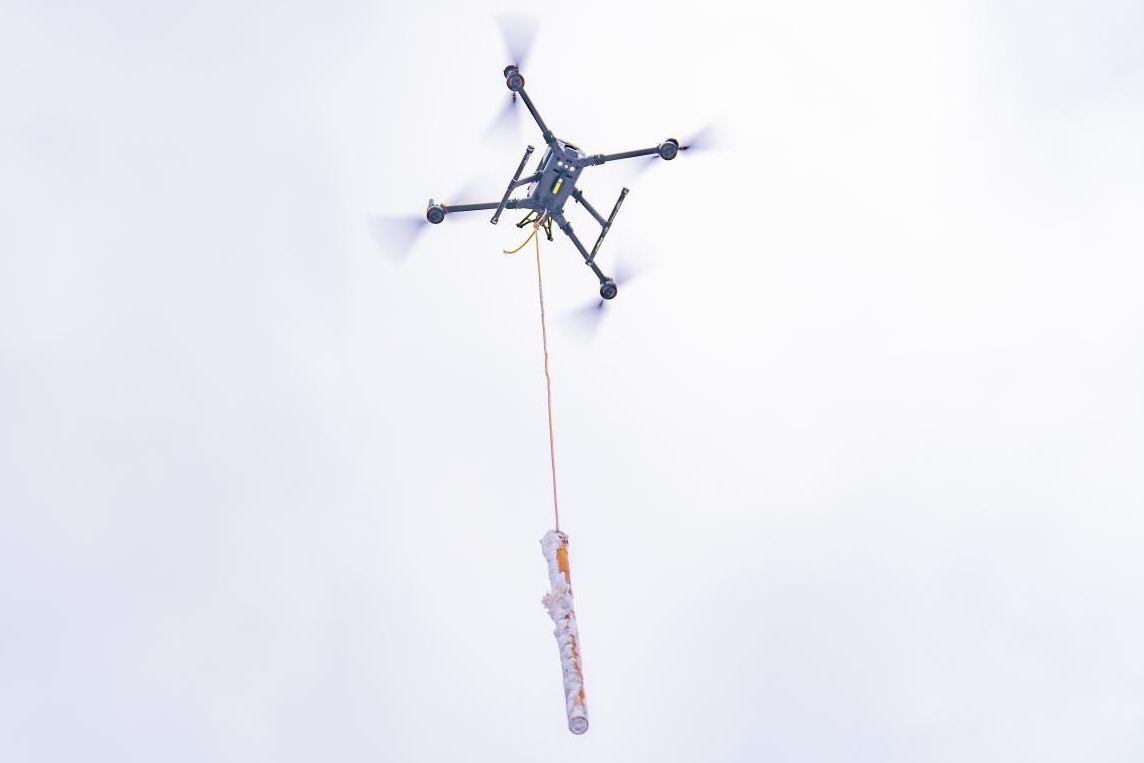 无人机 “空降” 武汉之巅除冰保电