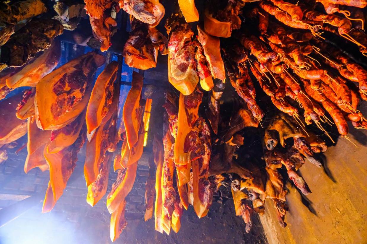 四川“琥珀”腊肉飘香  石棉高山土猪腊肉唤醒浓郁年味