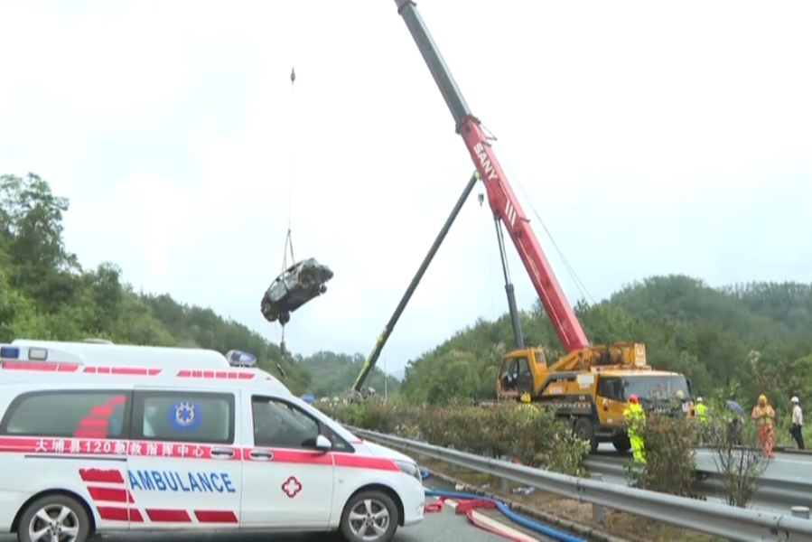 已致48人遇难 广东梅大高速路面塌方灾害救援救治情况