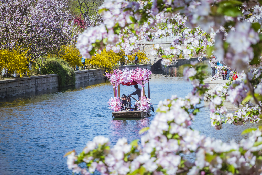 北京：游客乘船畅游海棠花溪