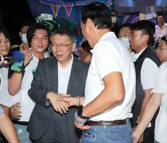 8月29日晚，郭台铭（右）和柯文哲（左）两人参加同场活动。图自台媒
