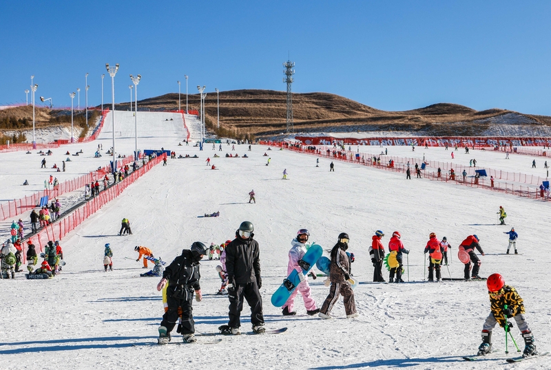 内蒙古呼和浩特：冬季冰雪旅游季正式启幕