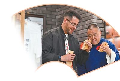 在“哏儿都”用西语说相声