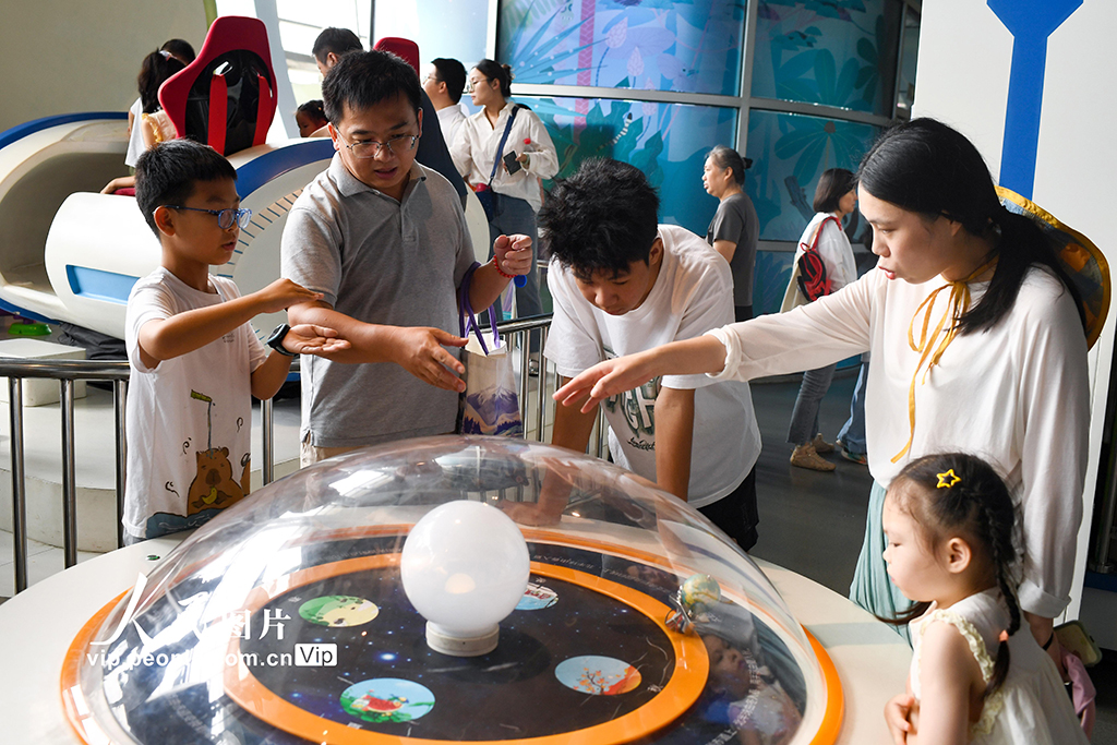 江苏南京：科技馆里乐享假期【3】 暑假期间，江苏南京许多小朋友来到市内的各大科技展馆，学习科技知识，丰富暑假生活。杨素平摄（人民图片网）