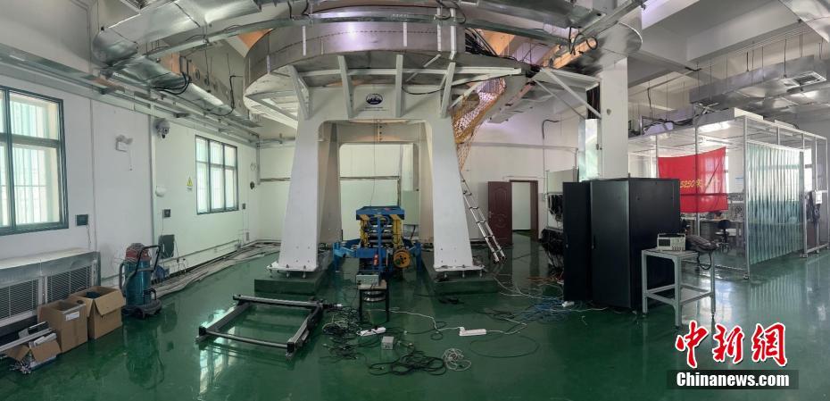 7月13日，中国科学院高能物理研究所（高能所）在北京宣布，中国首个原初引力波探测实验——阿里原初引力波探测实验建设取得重大进展，其一期已建成并实现首光观测。资料图为阿里原初引力波探测实验一期的一号望远镜基座。 中国科学院高能所 供图