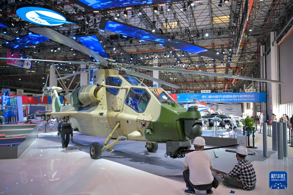 10月14日，工作人员在天津直博会直升机馆内布展。 10月14日，第七届中国天津国际直升机博览会举行媒体探馆活动。本届天津直博会将于10月16日至19日在天津空港经济区举行。目前，各项筹备工作已进入冲刺阶段。 新华社记者 孙凡越 摄