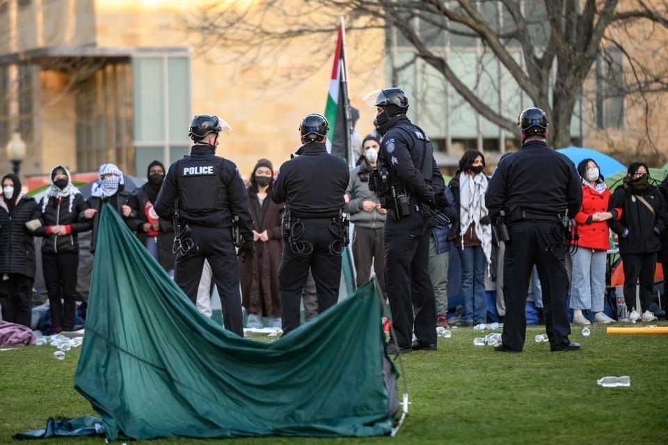 美国警察在大学校园内拘捕约百名支持巴勒斯坦抗议者