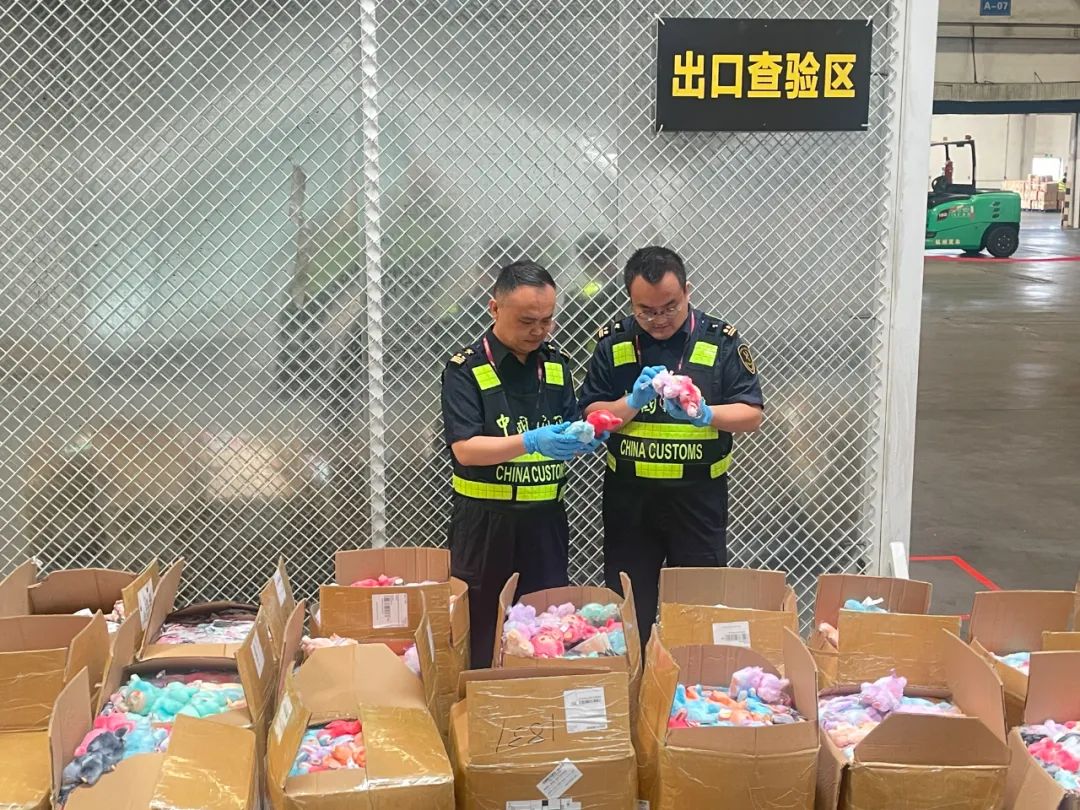 做工粗糙且部分为简陋纸袋包装 郑州机场海关查获侵权泡泡玛特玩偶2408件插图