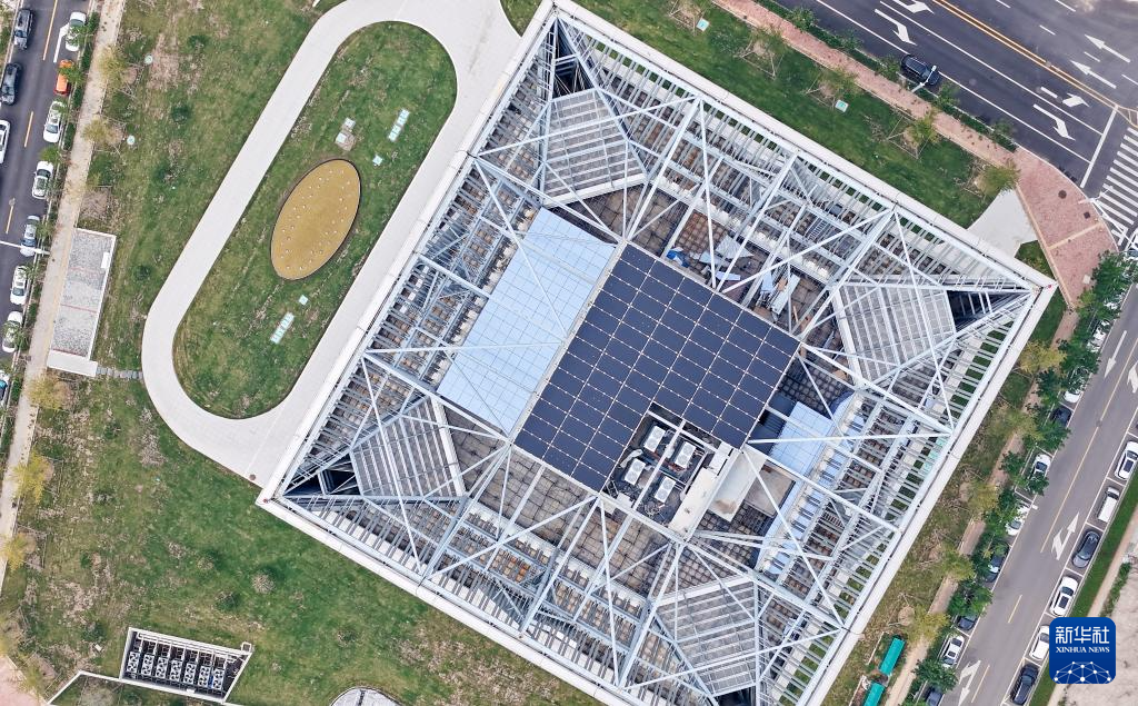 8月25日拍摄的全球首座“超阶零碳建筑”（无人机照片）。 8月24日，全球首座“超阶零碳建筑”——特来电总部基地项目在青岛投入使用。该建筑通过一体化光伏幕墙、梯次电池储能和新能源汽车放电协同等技术，实现了100%绿电自给自足，每年可减少碳排放约2500吨。 新华社发（张进刚 摄）