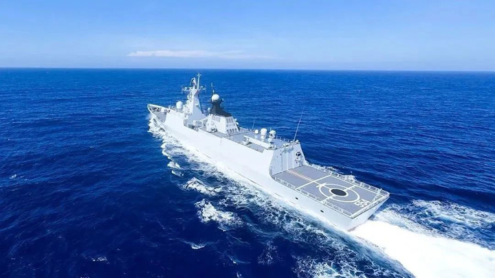 南海某海域，舰艇编队展开实际使用武器训练