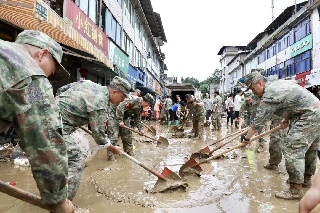 暴雨突袭贵州遵义，军民携手守护家园