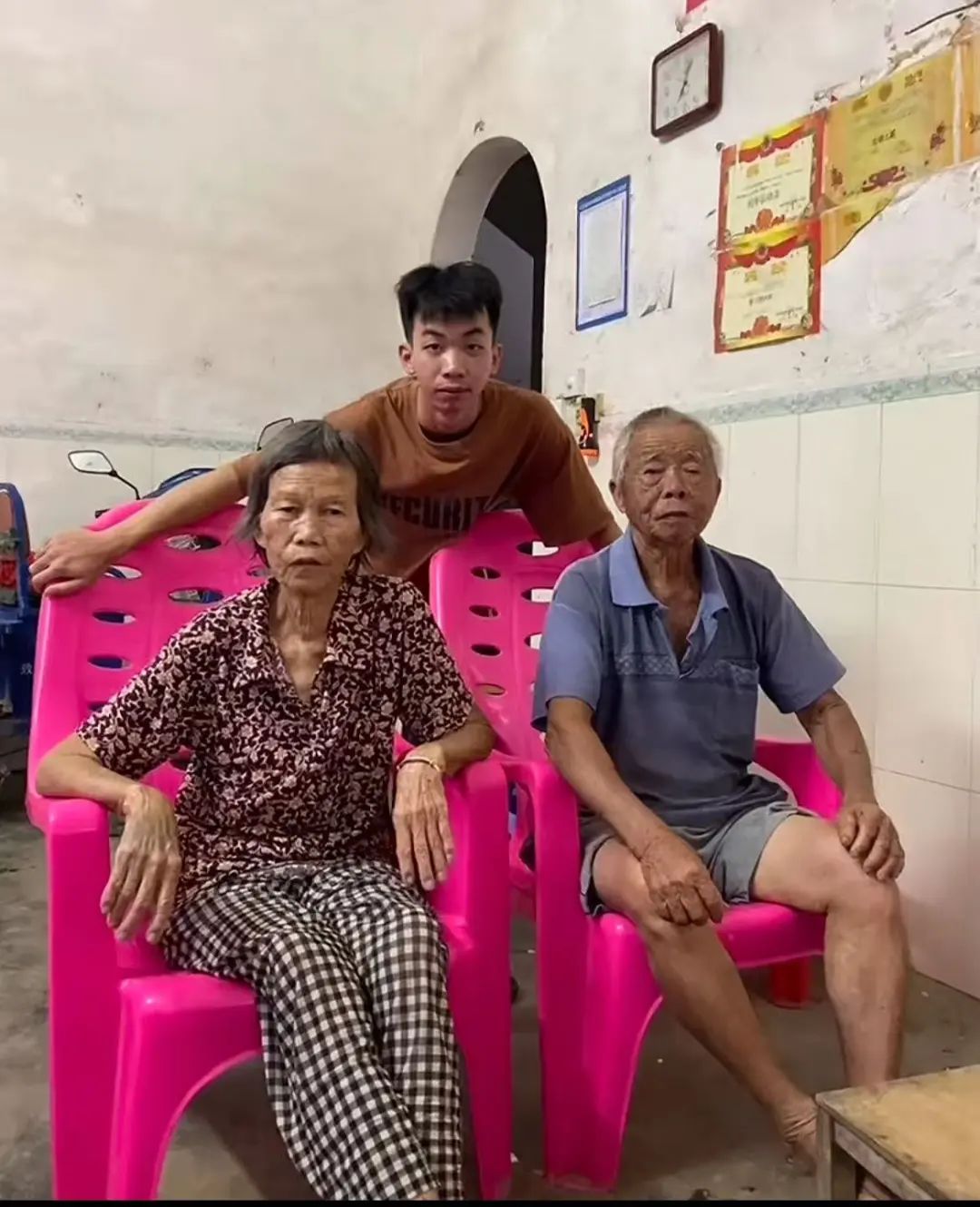 爷爷高温下卖荔枝突然呕吐，19岁孙子崩溃大哭：我的家庭不完美，只希望爷爷奶奶健康插图1