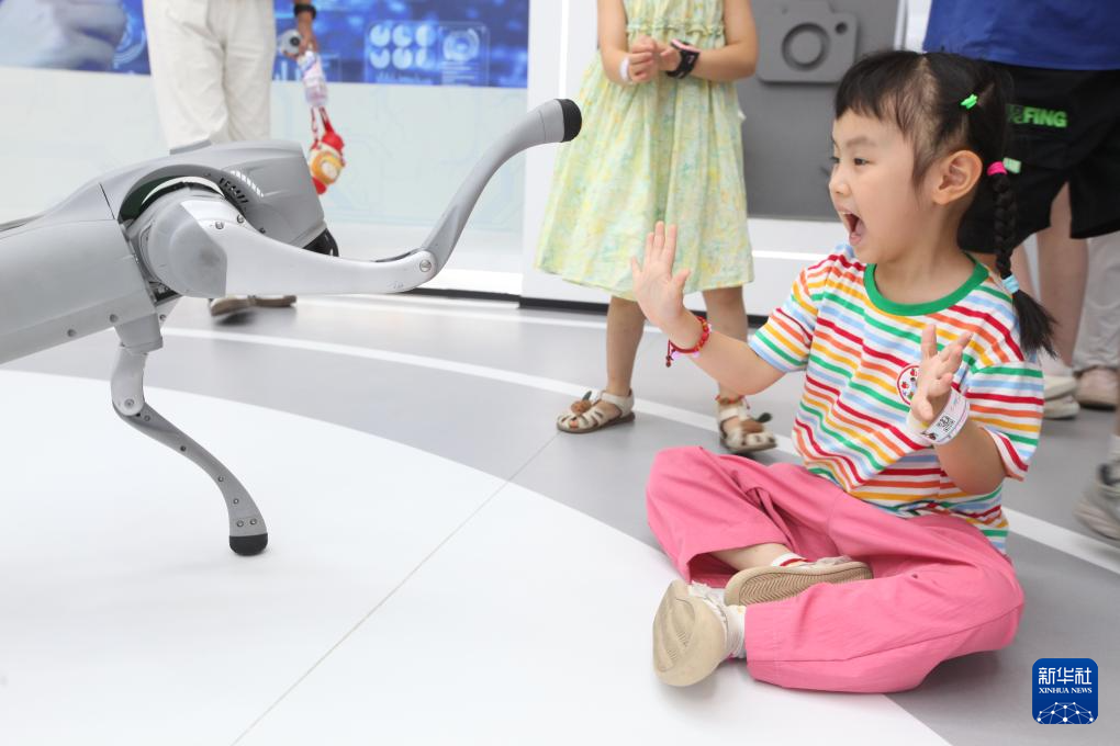 9月7日，在位于江苏省徐州市云龙区的一家科学探索馆，小朋友与机器狗互动。 今年9月是首个全国科普月，各地青少年参观科技场馆、体验科普设备，感受科技魅力。 新华社发（蒯创摄）pagebreak