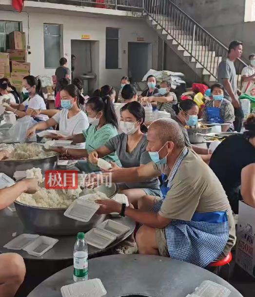 榕江村超啦啦队员齐当救灾志愿者：67岁大爷负责烧火，64岁阿婆负责分饭插图2