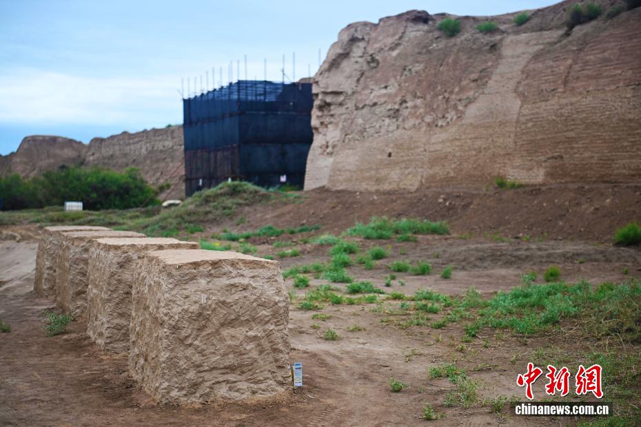 中新社记者 李亚龙 摄 8月7日，甘肃省酒泉市瓜州县锁阳城遗址内保护修缮施公前做的实验墙。近期，锁阳城遗址迎保护修缮，目前项目施工单位敦煌研究院文保中心已完成西北瓮城、北墙一段等3个单位工程量，此次工程主要针对遗址的裂隙发育、根部掏蚀坍塌、冲沟发育、表面风蚀风化、植物破坏等方面的病害进行保护修缮。近年来，为提升对锁阳城文物的保护，锁阳城遗址保护所引入遥感测绘技术对锁阳城遗址进行航拍扫描和三维重建，敦煌研究院研发烧料礓石等材料，对锁阳城遗址本体的裂隙、冲沟、掏蚀等病害进行修缮，有效提升了遗址的抗风蚀、抗坍塌能力，延长了遗址的保存寿命。锁阳城遗址在2014年被列为世界文化遗产，是中国西部规模最大，保存最为完好的隋唐西夏时期州郡一级古城址中的典型代表。