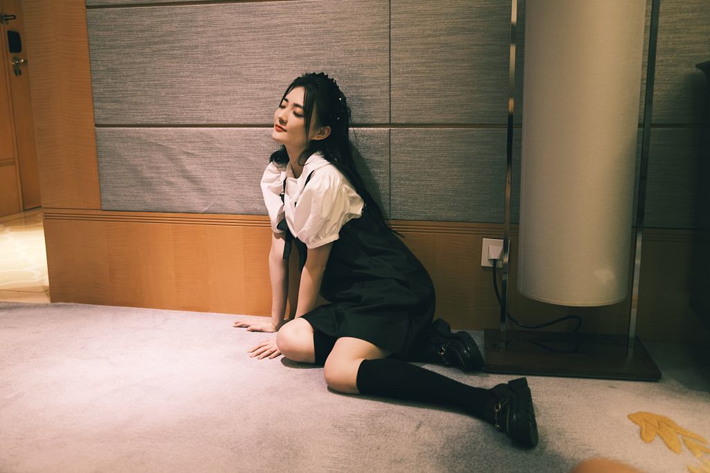 徐璐穿泡泡袖连衣裙02青春靓丽可爱满分