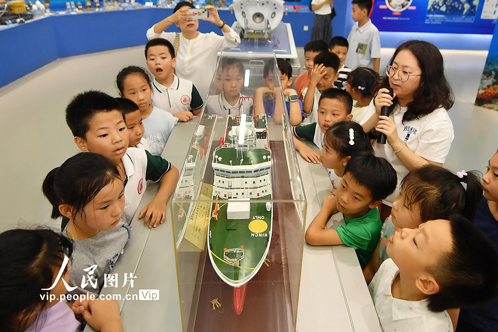 暑期，山东省青岛市市北区上海路小学的孩子们走进自然资源部第一海洋研究所中国大洋样品馆，通过学习海洋科考知识、参观海洋矿物样品等活动，感受科技魅力，丰富暑期生活。王海滨摄（人民图片网）