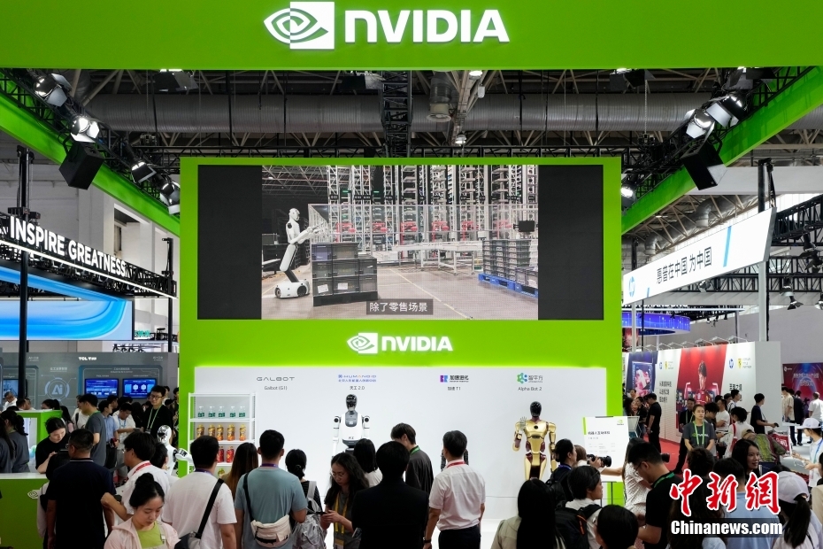 中新社记者 赵文宇 摄 7月16日，第三届中国国际供应链促进博览会在北京开幕。本届链博会设置先进制造链、智能汽车链、绿色农业链、清洁能源链、数字科技链、健康生活链等6大链条和供应链服务展区，共有75个国家和地区，651家企业和机构参展，境外参展商占比达35%。图为在数字科技链展区，首次参展的英伟达展台人头攒动。