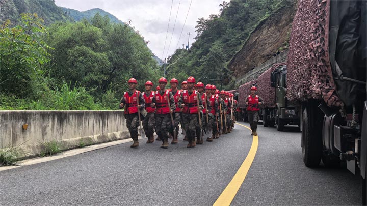 武警官兵驰援西藏进行道路抢修清淤