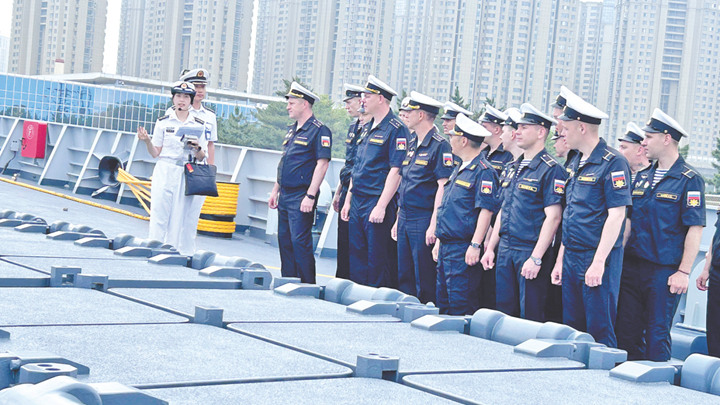 中俄官兵在青岛相互登舰参观