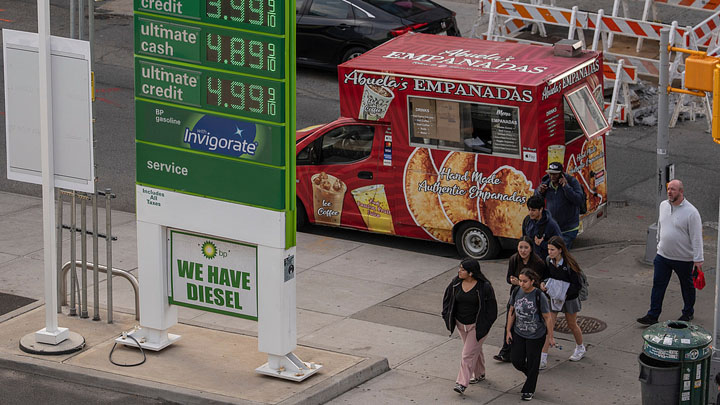 财经观察：多重冲击叠加，美国陷入“全面消耗战”