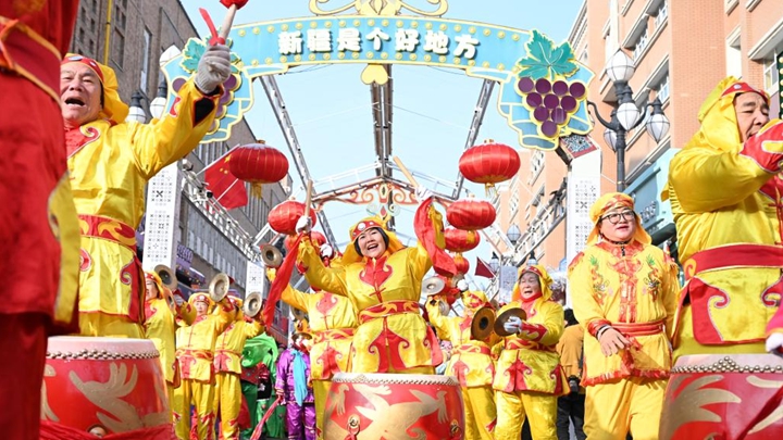 乌鲁木齐：新年社火闹巴扎