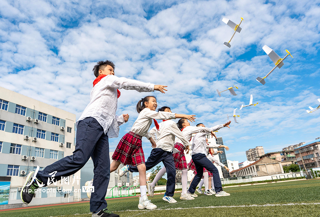 近年来，江苏省南通市通州区实验小学聚焦科技素养培育，开设航模、车模、海模、创客、无人机、机器人等特色课程，为学生搭建科学实践平台和施展舞台，让学生们在实践中领略科技魅力，放飞心中梦想。翟慧勇摄（人民图片网）