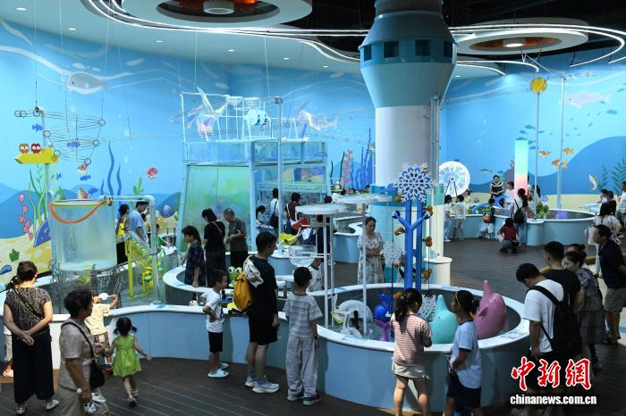 8月21日，正值暑假，重庆科技馆变身儿童乐园，吸引不少市民带着小孩前来参观、游玩，探索科学奥秘。中新社记者 周毅 摄