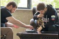 车臣领导人卡德罗夫社媒晒与儿子下象棋照片