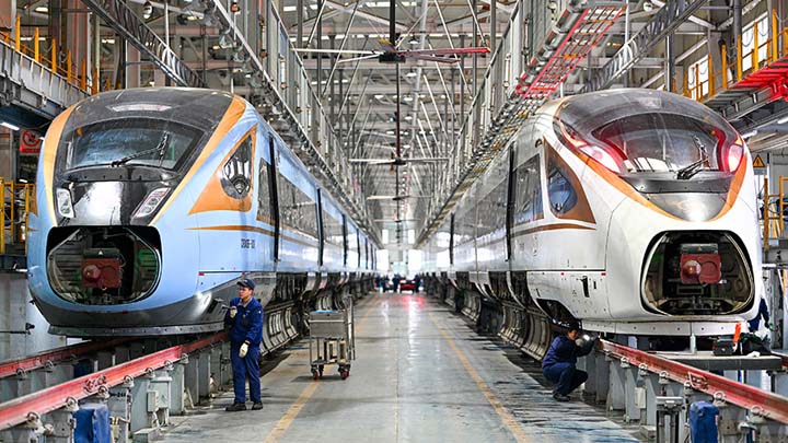 江苏南京：动车“体检”迎春运