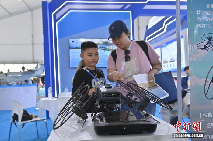 图为多功能地空两栖无人机吸引参观者的目光。 中新社记者 张瑶 摄