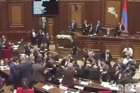 亚美尼亚执政党与反对党议员在议会内爆发群殴