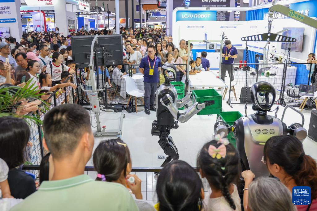 9月7日，观众在2025世界智能产业博览会现场观看人形机器人搬运物品。 9月5日至8日，2025世界智能产业博览会在重庆举行。众多人形机器人在智博会上亮相，为观众带来不少乐趣。 新华社记者 黄伟 摄pagebreak