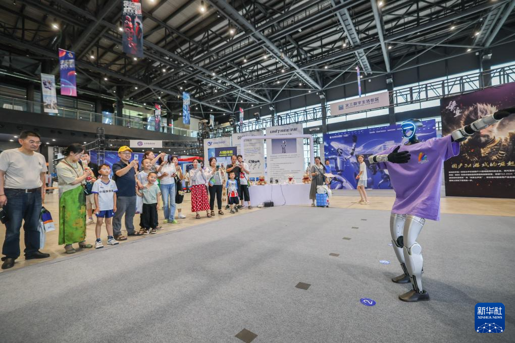 8月17日，在青少年科技嘉年华上，宇树科技机器人为观众进行舞蹈表演。 8月15日至25日，首届乌镇青少年科技嘉年华在浙江省桐乡市乌镇举行。这场为期11天的科技盛宴，汇聚4万余名全球青少年科技爱好者，让千年水乡古镇成为连接当下与未来的“科技体验场”。 作为世界互联网大会永久举办地，乌镇此次联动互联网之光博览中心、互联网国际会展中心、世界互联网科技馆三大场馆，打造青少年科技嘉年华，推出“赛、学、玩”三大板块，通过举办全国青少年劳动技能与智能设计大赛、全国青少年信息素养大赛、全国青少年人工智能创新挑战赛，打造沉浸式体验的“未来实验室”，开设“全球科技灵感市集”等，为青少年搭建起展示智慧、激发创新、触摸未来的综合平台。 新华社记者 徐昱 摄