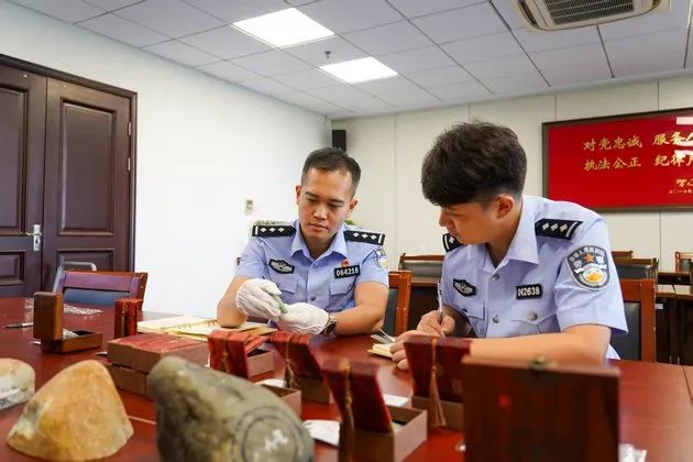 直播间竞拍翡翠原石，“境外执法人员”突然到访抓走主播？插图3